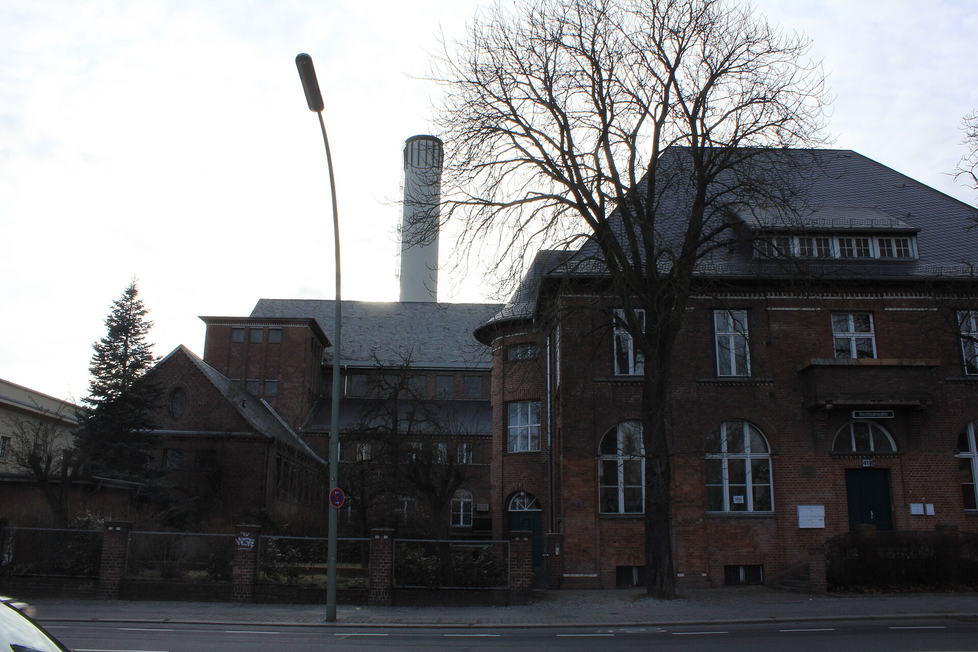 Straßenansicht der denkmalgeschützten Backsteingebäude des Kraftwerks Steglitz